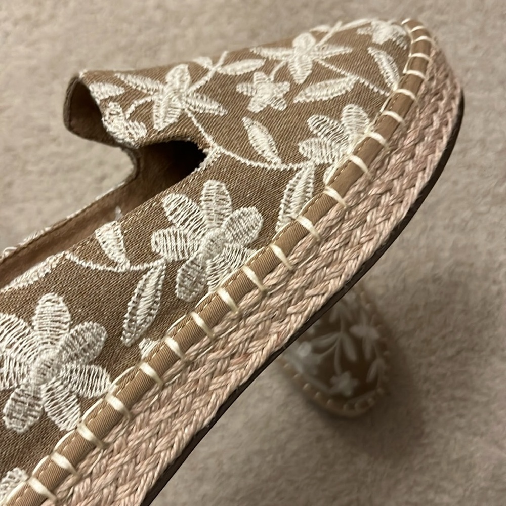 NWT Joie slip on floral shoes color-tan/white.🤎🤍 - Picture 2 of 7